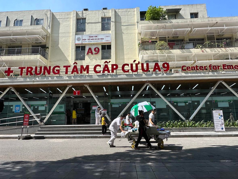 Vận chuyển bệnh nhân trong tiết trời nắng nóng. (Ảnh: T.G/Vietnam+)