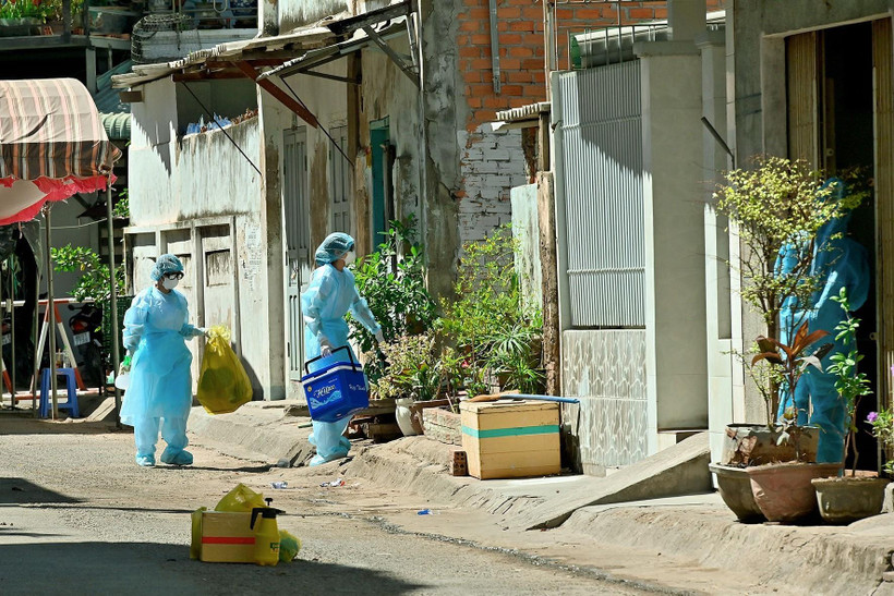 Các mẫu xét nghiệm được để riêng từng túi và khử khuẩn bên ngoài trước khi đưa đi xét nghiệm. (Ảnh: Nguyễn Thanh/TTXVN)