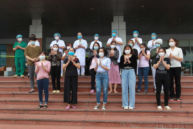 Các bệnh nhân được công bố khỏi bệnh tại Bệnh viện Bệnh Nhiệt đới Trung ương chiều 17/4. (Ảnh: Minh Quyết/TXTVN)