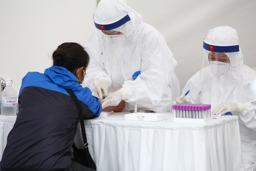 Test nhanh COVID-19 tại Hà Nội. (Ảnh: Minh Quyết/TTXVN)