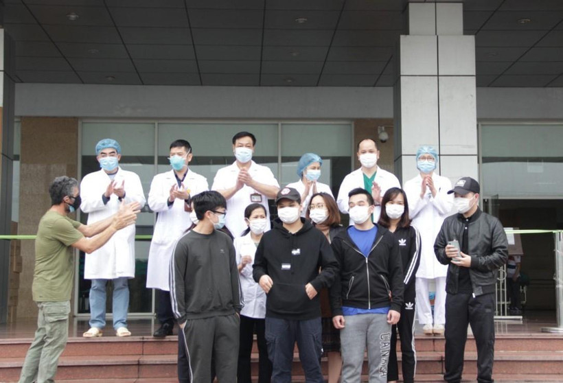 Các bệnh nhân COVID-19 được điều trị khỏi tại Bệnh viện Bệnh Nhiệt đới Trung ương cơ sở 2. (Ảnh: PV/Vietnam+)