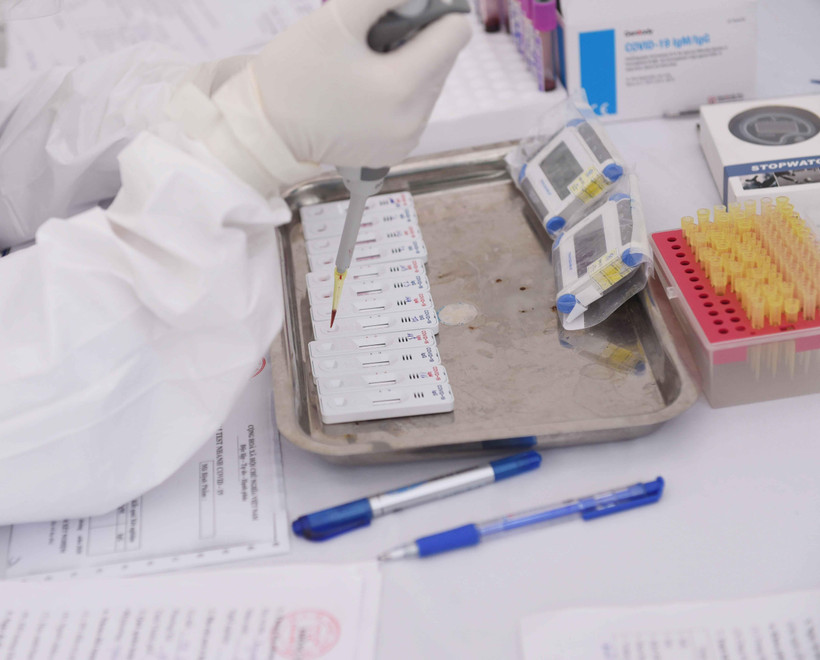 Xét nghiệm nhanh COVID-19 tại Trạm Nhà văn hóa phường Yên Hòa, quận Cầu Giấy, ngày 3/4. (Ảnh: Minh Quyết/TTXVN)