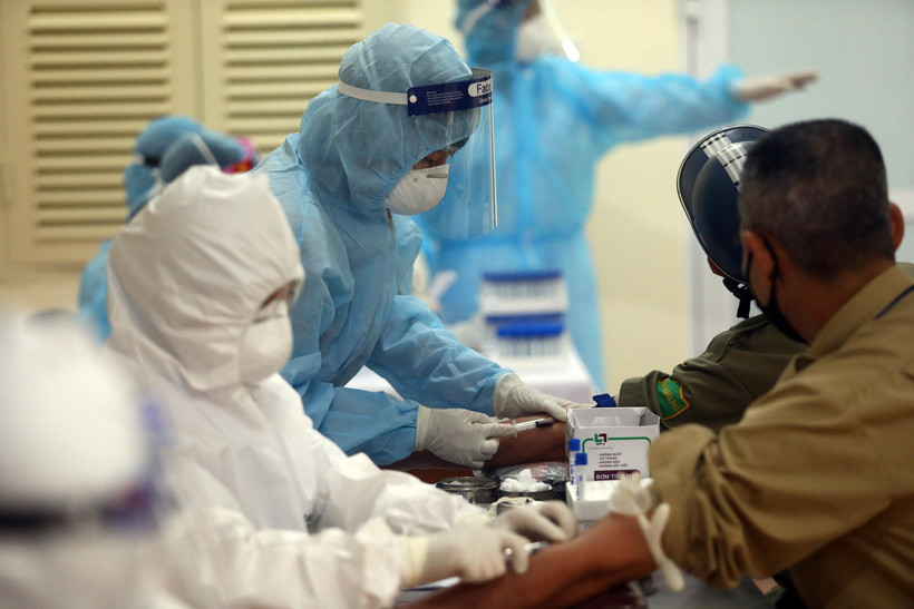 Lấy mẫu xét nghiệm bệnh COVID-19 cho người dân tại Hà Nội. (Ảnh: TTXVN)