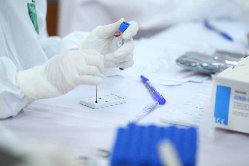 Xét nghiệm nhanh COVID-19. Ảnh: Minh Quyết - TTXVN