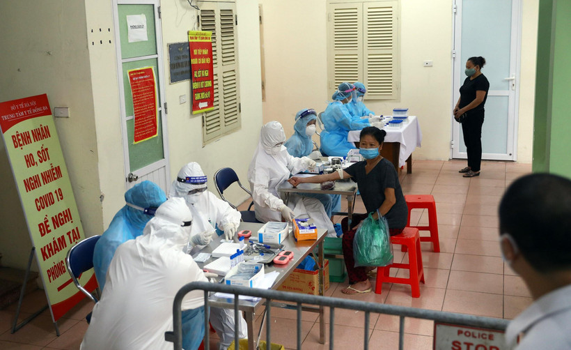 Lấy mẫu xét nghiệm cho người dân tại Hà Nội. (Ảnh: Huy Hùng/TTXVN)