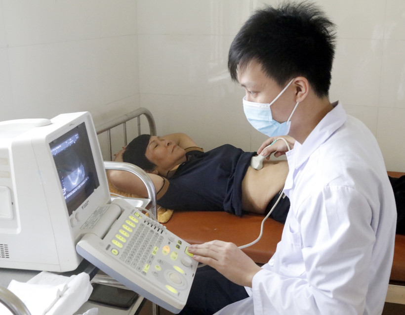  Y, bác sỹ tiến hành siêu âm cho người dân. (Ảnh: Đồng Thúy/TTXVN)