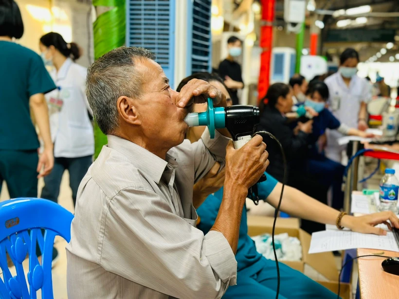 Người dân đo chức năng hô hấp để khám và điều trị bệnh phổi tắc nghẽn mạn tính. (Ảnh: T.G/Vietnam+)