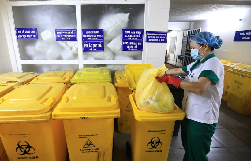 Các nhóm chất thải y tế được phân loại và lưu giữ riêng biệt. (Ảnh: Thành Đạt/TTXVN)
