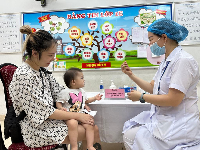 Cho trẻ uống bổ sung vitamin A tại Hà Nội. (Ảnh: T.G/Vietnam+)