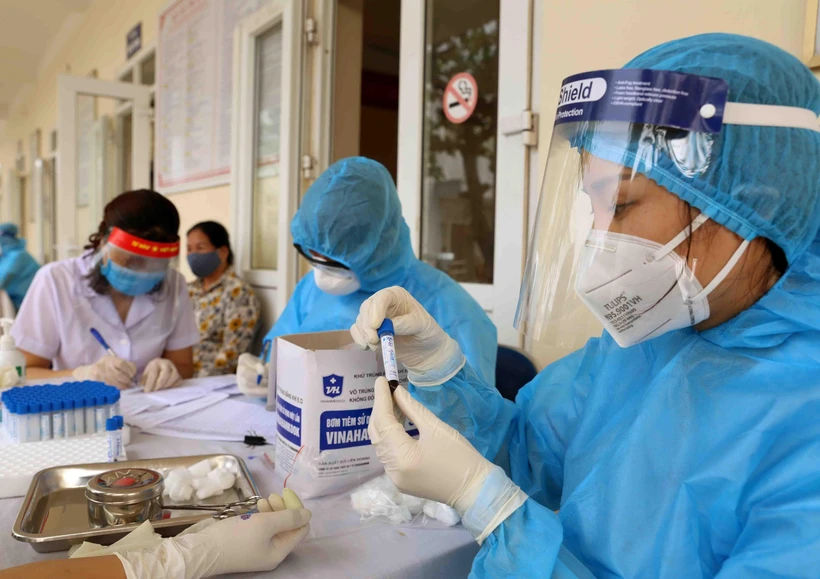 Xét nghiệm mẫu bệnh phẩm cho người dân. (Ảnh: TTXVN/Vietnam+)