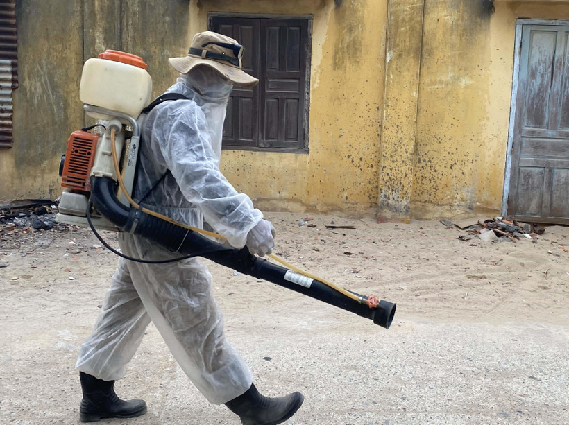 Phun thuốc khử trùng phòng bệnh COVID-19. (Ảnh: TTXVN/Vietnam+)