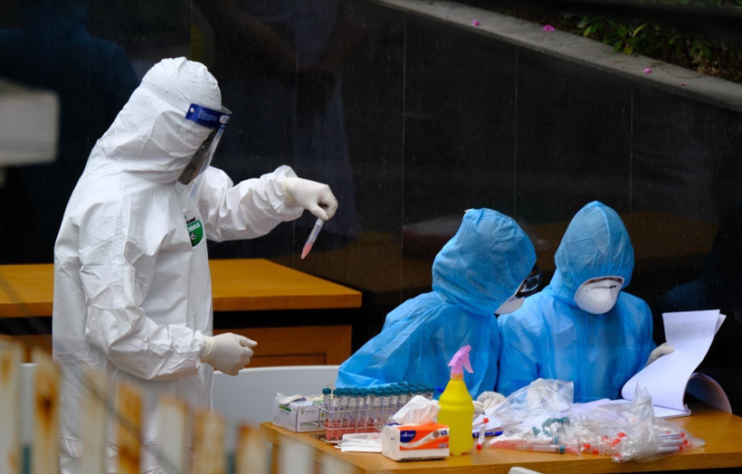 Lấy mẫu máu để xét nghiệm bệnh COVID-19. (Ảnh: TTXVN)