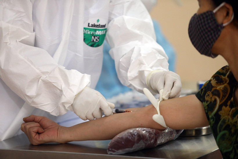 Lấy mẫu xét nghiệm bệnh COVID-19 cho người dân. (Ảnh: Huy Hùng/TTXVN)