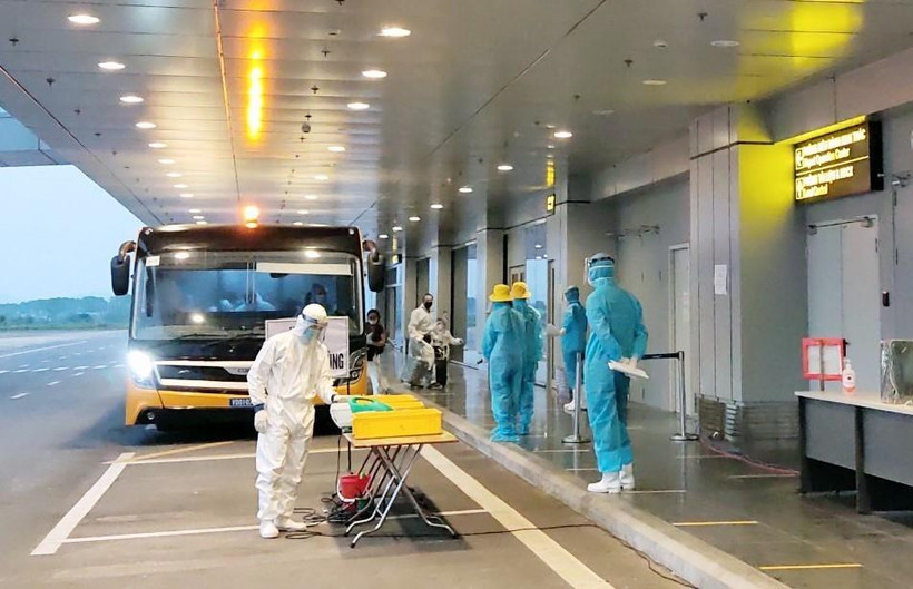 Lực lượng y tế chuẩn bị đón công dân Việt Nam trở về nước từ Sân bay Vân Đồn. (Ảnh: TTXVN) 