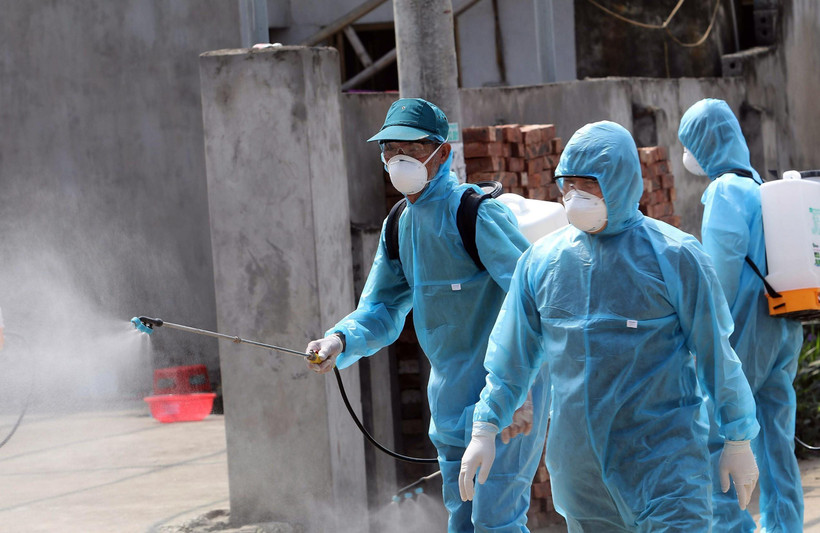 Phun khử khuẩn phòng bệnh COVID-19. (Ảnh: TTXVN)