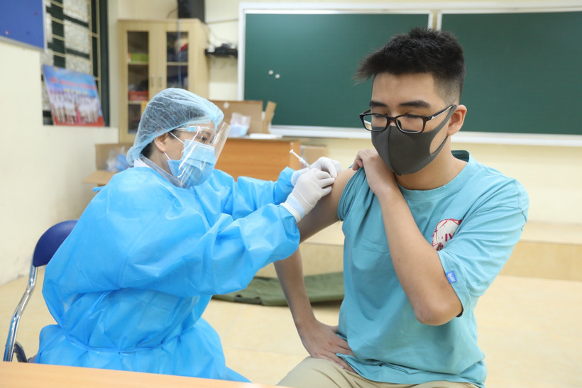Học sinh THPT Hà Nội bắt đầu được tiêm vaccine phòng COVID-19. (Ảnh: Minh Quyết/TTXVN)