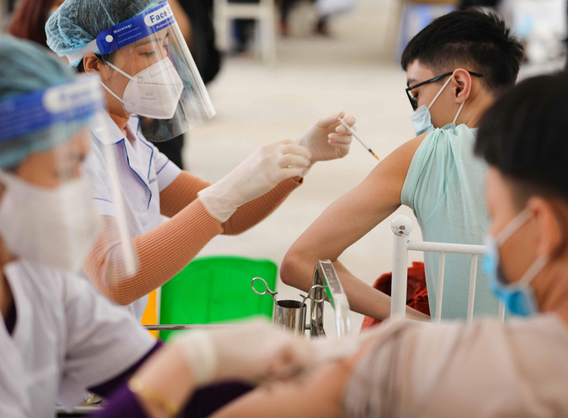 Tiêm vaccine COVID-19 cho trẻ từ 15 đến 17 tuổi các trường THPT quận Hoàng Mai. (Ảnh: Thanh Tùng/TTXVN)