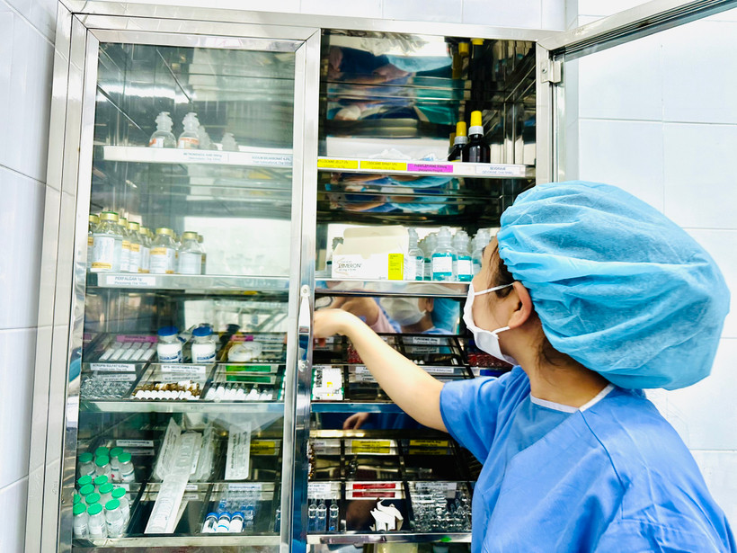 Nhân viên y tế lấy thuốc phục vụ phẫu thuật. (Ảnh: T.G/Vietnam+)