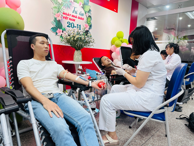 Các bạn trẻ tham gia hiến máu tại Viện Huyết học-Truyền máu Trung ương trong ngày 23/11. (Ảnh: PV/Vietnam+)