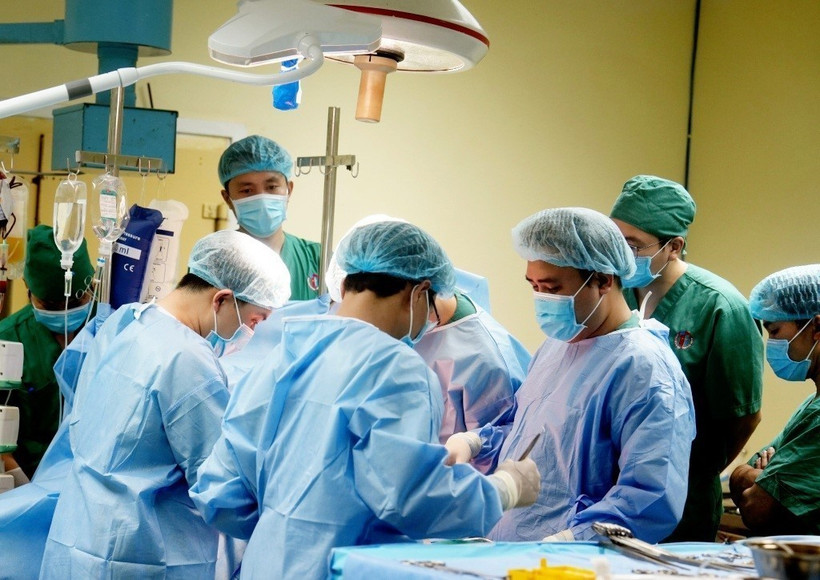 Tại Bệnh viện Việt Nam-Thụy Điển Uông Bí (Quảng Ninh), gần 120 y bác sỹ, điều dưỡng, kỹ thuật viên, trong đó có 60 y, bác sỹ đến từ các trung tâm ghép tạng của Việt Nam đã tiến hành lấy đa tạng từ một người cho chết não. (Ảnh: TTXVN phát)