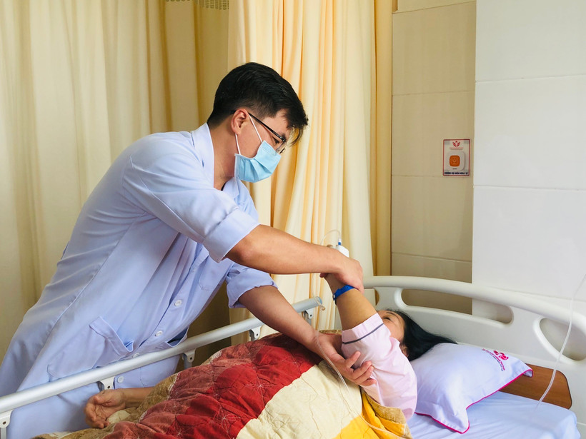 Bác sĩ thăm khám cho bệnh nhân. (Ảnh: TTXVN phát) 