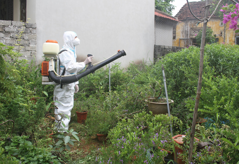 Cán bộ Trạm y tế xã phun thuốc chống dịch sốt xuất huyết. (Ảnh: Thùy Dung/TTXVN)