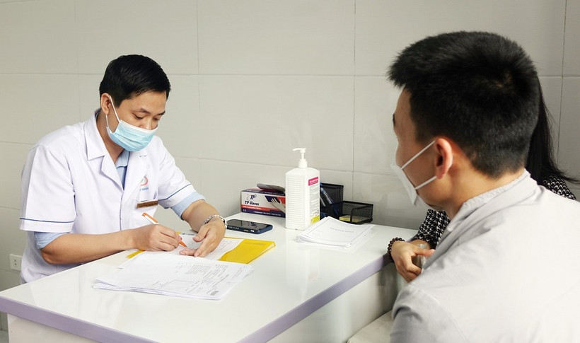 Bác sỹ khám, tư vấn về vô sinh hiếm muộn cho các cặp vợ chồng. (Ảnh: PV/Vietnam+)