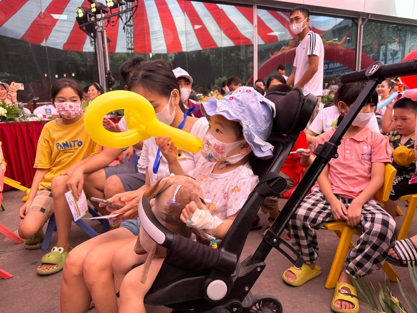 Bệnh nhi nhận quà và dự Chương trình “Ngày Hội của bé 2023”. (Ảnh: T.G/Vietnam+)