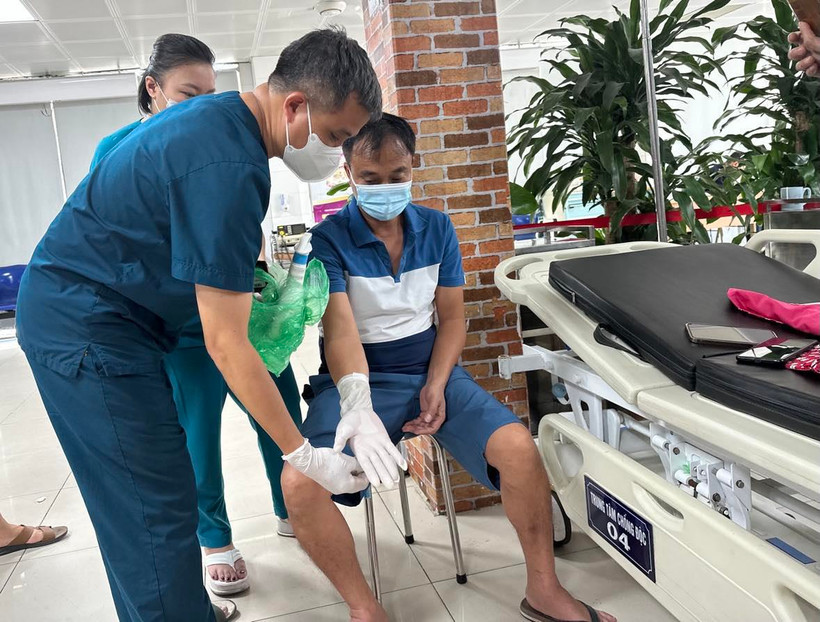 Tiến sỹ Nguyễn Trung Nguyên khám cho bệnh nhân khi vào cấp cứu. (Ảnh: T.G/Vietnam+)