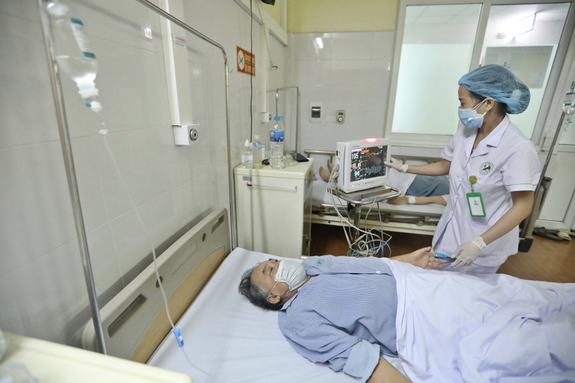 Điều trị cho bệnh nhân cúm A tại Bệnh viện Đa khoa Đức Giang (Hà Nội). (Ảnh: Minh Quyết/TTXVN)