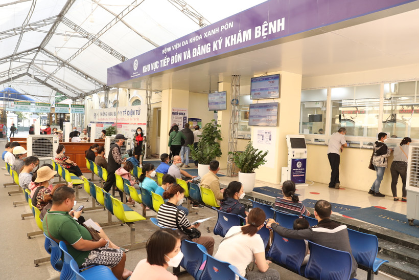 Người dân ngồi chờ làm thủ tục khám chữa bệnh. (Ảnh: PV/Vietnam+)
