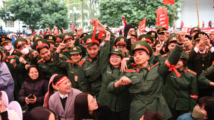 Hàng trăm sinh viên, thanh niên hào hứng đến hưởng ứng tham gia Ngày hội hiến máu tình nguyện Chủ nhật Đỏ. (Ảnh: PV/Vietnam+)