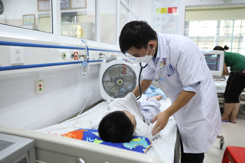 Bác sỹ theo dõi sức khỏe cho một bệnh nhi. (Ảnh: PV/Vietnam+)