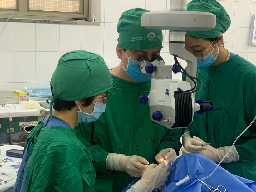 Các bác sỹ Bệnh viện Mắt Trung ương thực hiện ca ghép giác mạc cho bệnh nhân. (Ảnh: PV/Vietnam+)