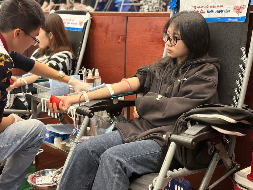 Các bạn trẻ tham gia hiến máu tại Ngày hội hiến máu Trái tim tình nguyện. (Ảnh: T.G/Vietnam+)