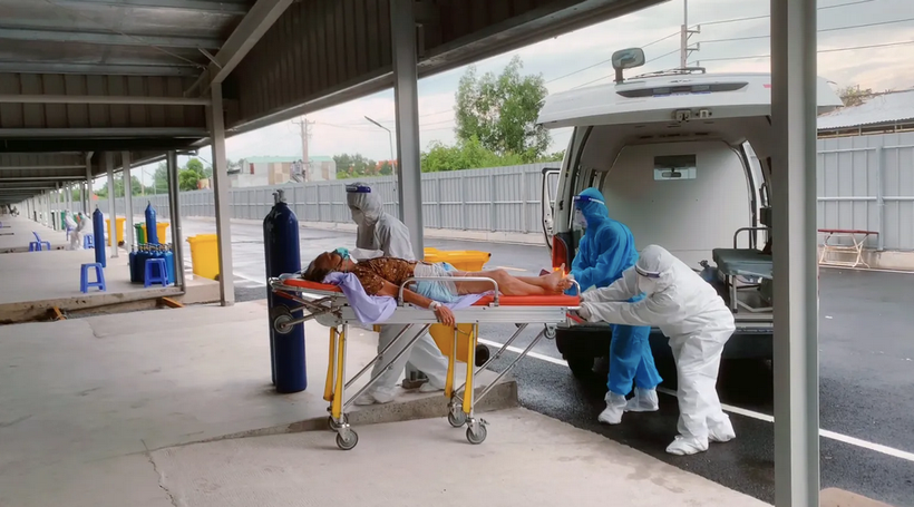 Nhân viên y tế đưa các bệnh nhân mắc COVID-19 vào cấp cứu. (Ảnh: PV/Vietnam+)