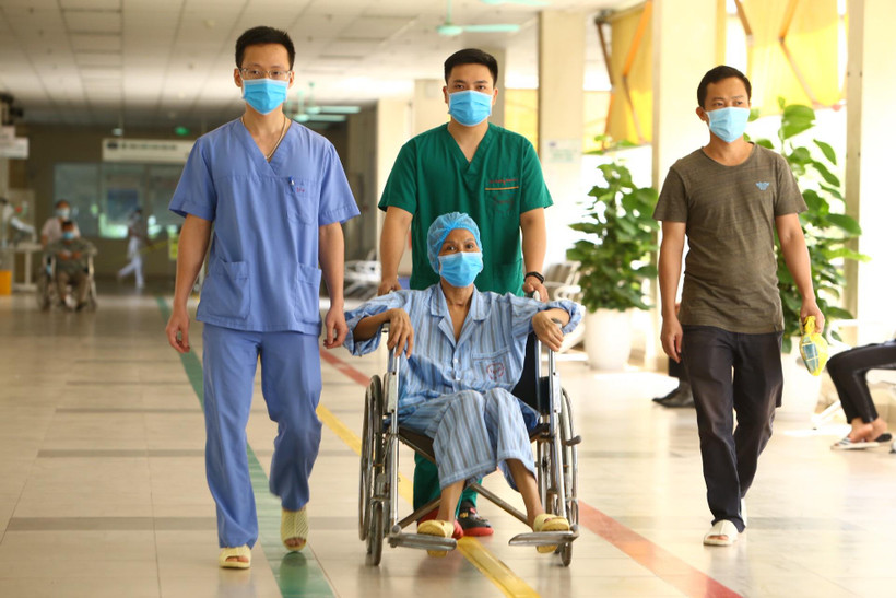 Bệnh nhân thứ 19 mắc COVID-19 khỏe mạnh xuất viện về nhà. (Ảnh: Minh Quyết/TXTVN)