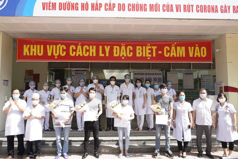 4 bệnh nhân được công bố khỏi bệnh tại Bệnh viện Đa khoa tỉnh Thái Bình. (Ảnh: PV/Vietnam+)