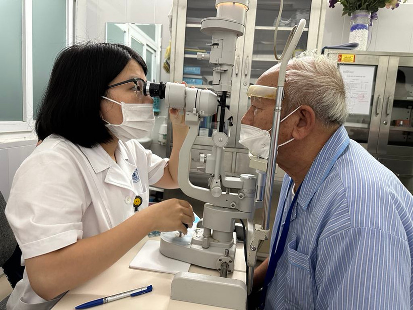 Bác sĩ Bệnh viện mắt Trung ương khám mắt cho bệnh nhân. (Ảnh: PV/Vietnam+)