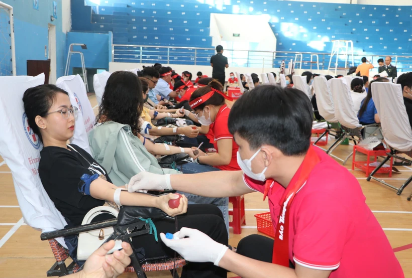 Đoàn viên thanh niên, người dân tham gia hiến máu. Ảnh: (Đinh Hương/TTXVN)