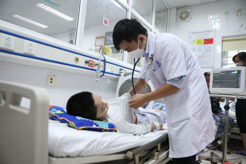 Bác sỹ theo dõi sức khỏe cho một bệnh nhân. (Ảnh: PV/Vietnam+)