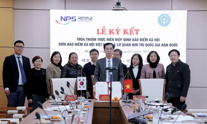 Phó Tổng Giám đốc Bảo hiểm Xã hội Việt Nam Đào Việt Ánh ký kết thoả thuận hợp tác. (Ảnh: PV/Vietnam+)