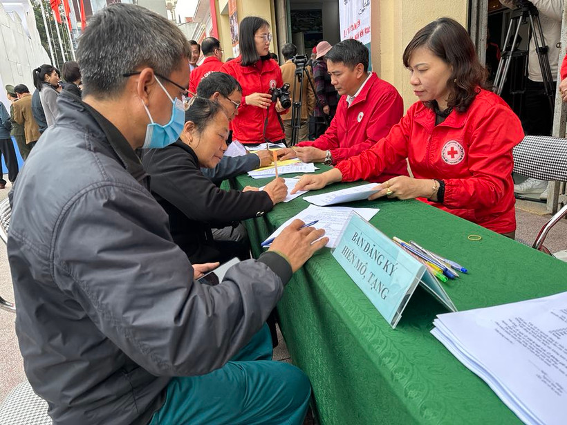 Người dân tại huyện Kim Sơn đăng ký hiến giác mạc. (Ảnh: T.G/Vietnam+)