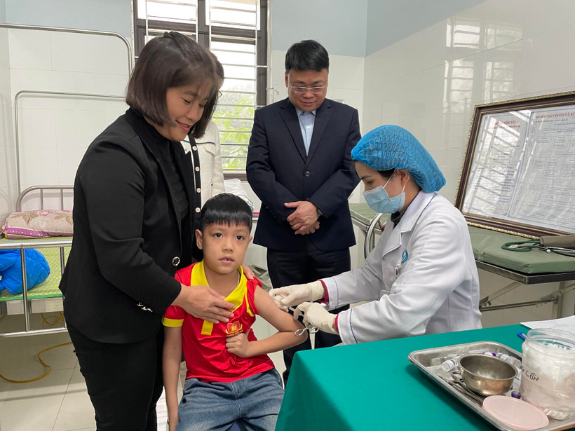 Nhân viên y tế tiêm vaccine 5 trong 1 cho trẻ tại tỉnh Tuyên Quang. (Ảnh: PV/Vietnam+)