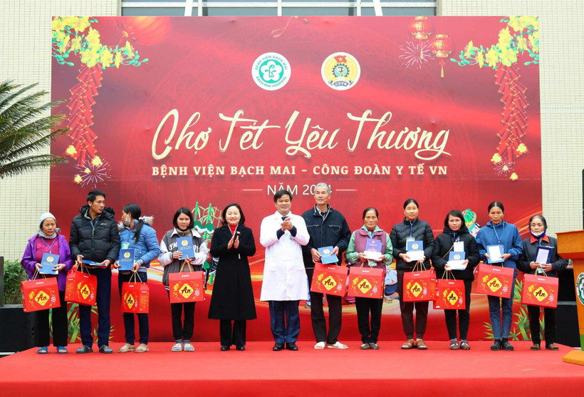 Những phiên Chợ Tết Yêu thương gây quỹ và tặng quà cho các bệnh nhân