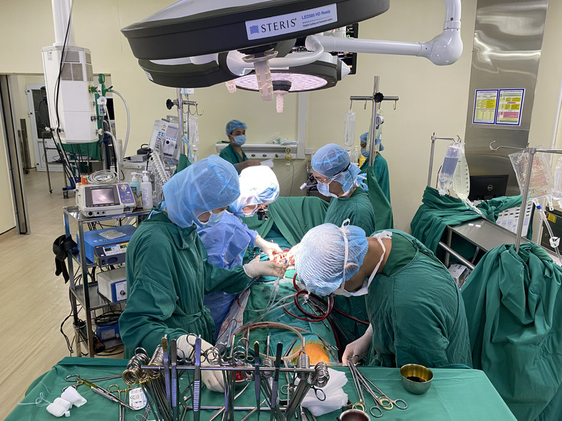 Các bác sỹ Bệnh viện tim Hà Nội thực hiện một ca phẫu thuật. (Ảnh: PV/Vietnam+)