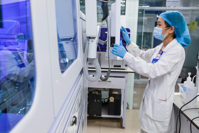 Công tác xét nghiệm các mẫu bệnh phẩm cho người dân tại Hà Nội. (Ảnh: PV/Vietnam+)