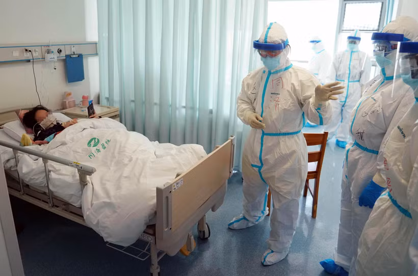 Điều trị cho bệnh nhân mắc COVID-19 tại Trung Quốc. (Ảnh: THX/TTXVN)