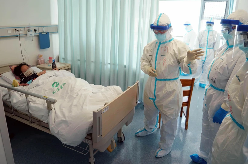 Điều trị cho bệnh nhân mắc COVID-19 tại Trung Quốc. (Ảnh: THX/TTXVN)