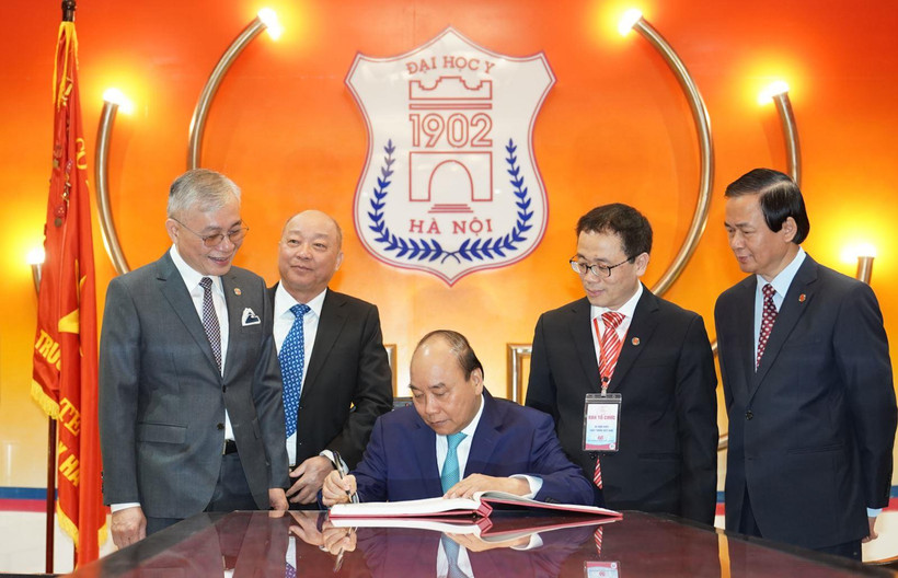 Thủ tướng Nguyễn Xuân Phúc đến dự Lễ kỷ niệm 65 năm Ngày Thầy thuốc Việt Nam tại Trường Đại học Y Hà Nội và viết vào sổ lưu niệm. (Ảnh: PV/Vietnam+)